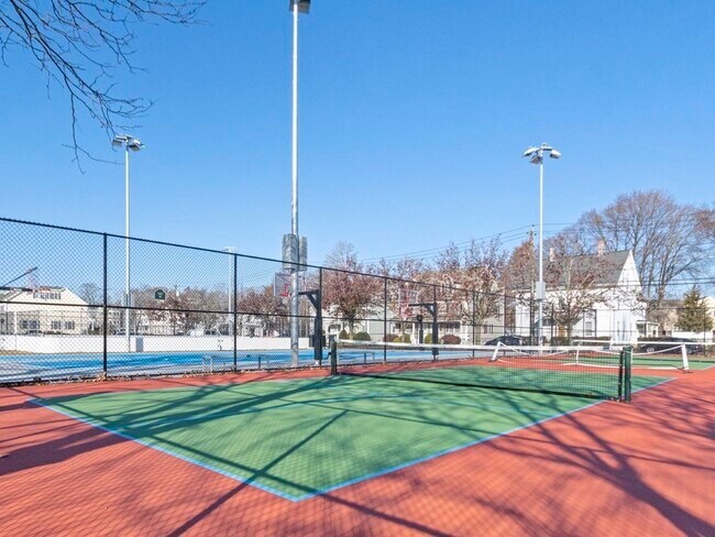 Building Photo - 180 River St