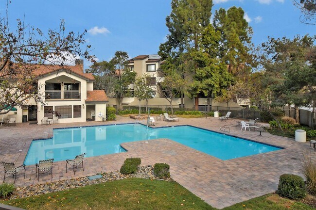 Building Photo - 880 E Fremont Ave