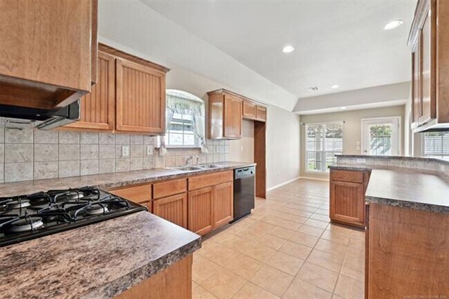 Building Photo - Large family home with plenty of space! This home has 4 bedrooms (or 3 with office), large family...