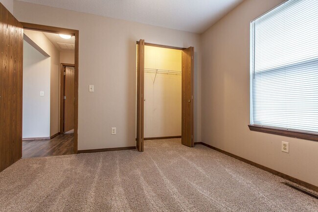 Building Photo - d4138mir