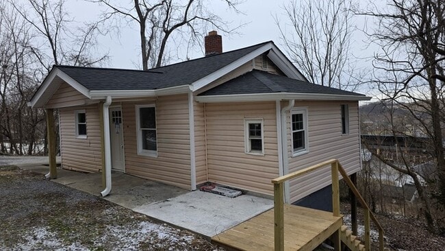 Building Photo - Totally Renovated, Private Cottage Now For Rent