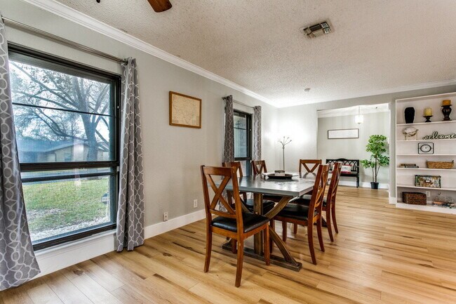 Building Photo - "Charming 3-Bedroom Haven with Cozy Fireplace in San Antonio – 1570 Sq Ft of Comfort!"