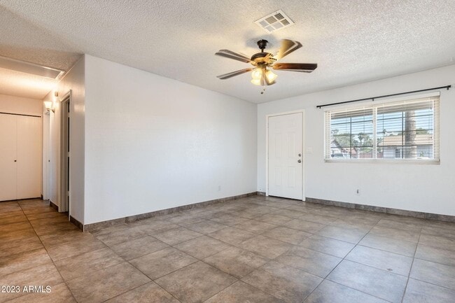 Building Photo - 964 W Hackamore St