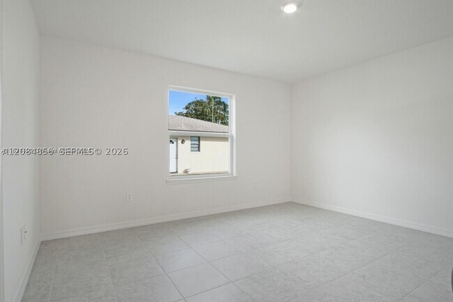 Building Photo - 811 SE Seahouse Dr