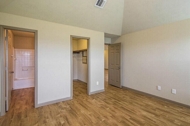 Building Photo - 5750 Kyle Cove Dr