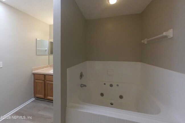 Building Photo - 606 Radnor Ln