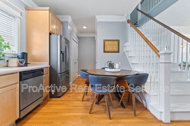 Building Photo - 9518 3rd Bay St