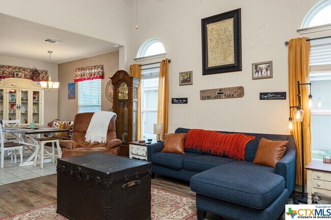 Building Photo - 114 Falcon Dr