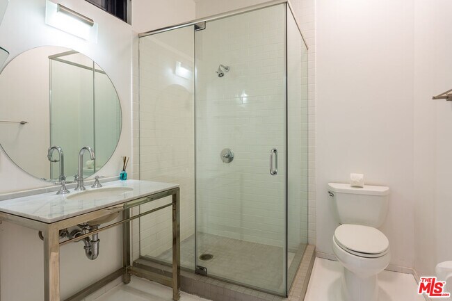 Building Photo - 815 Hampton Dr