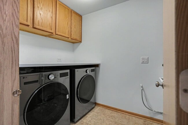 Building Photo - 937 Emerald Dr