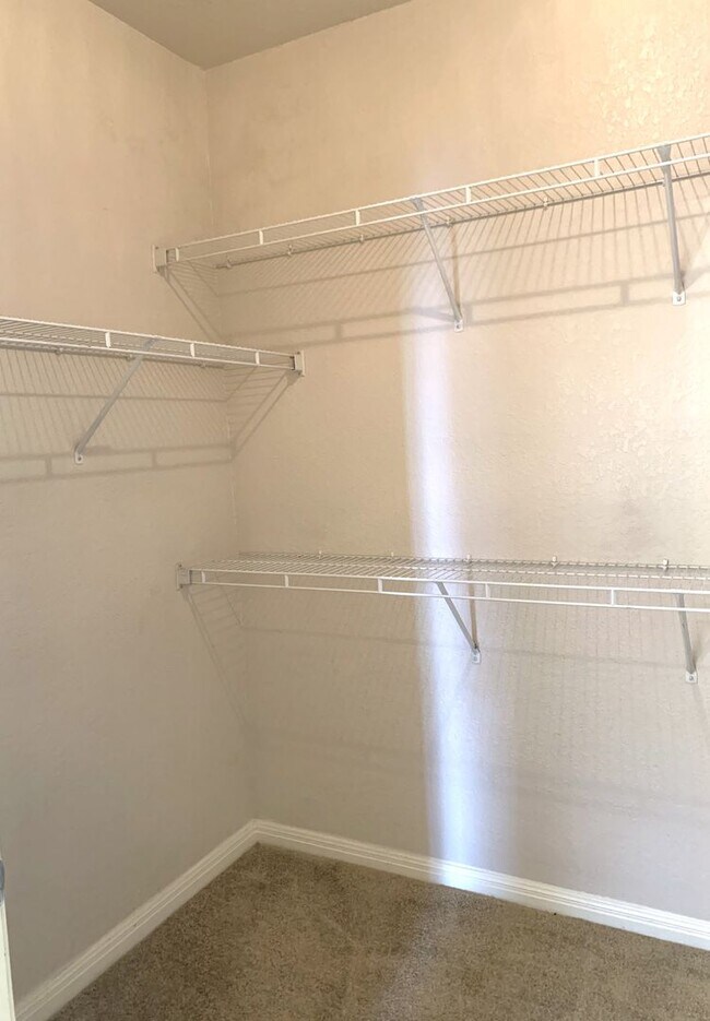 Building Photo - 1x1 Bright and spacious, convenient 1st fl...