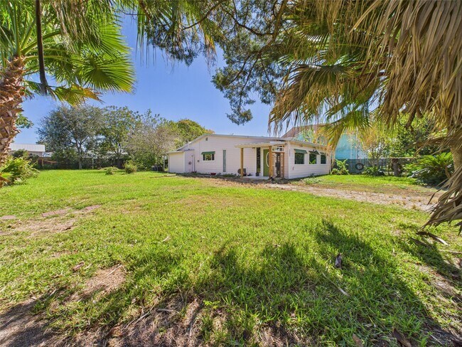 Building Photo - 713 6th St