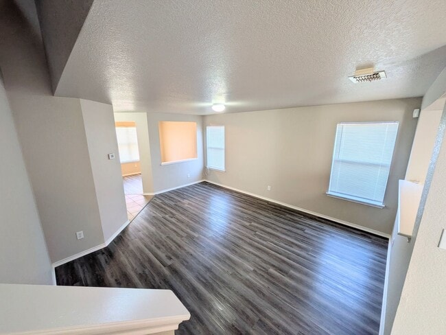 Building Photo - Very Nice 4 Bedroom Home In Convenient Northwest Location!