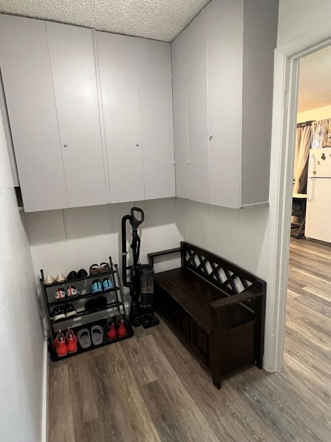 Building Photo - Duplex-Lower Unit in Aurora Subdivision-SPECIAL: $250.00 off first month's rent!