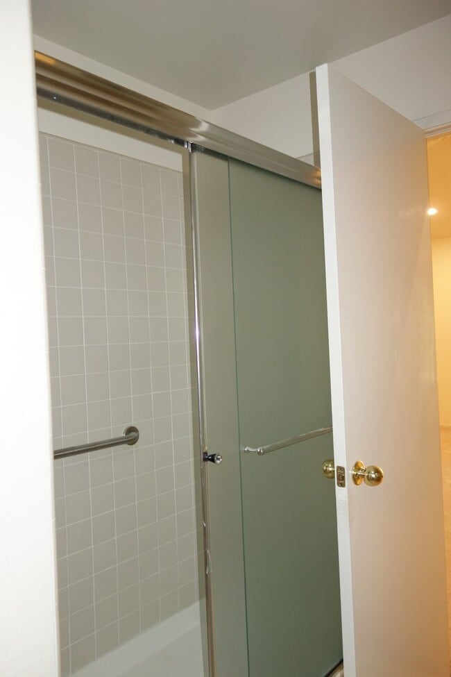 Building Photo - 105 Almond Dr