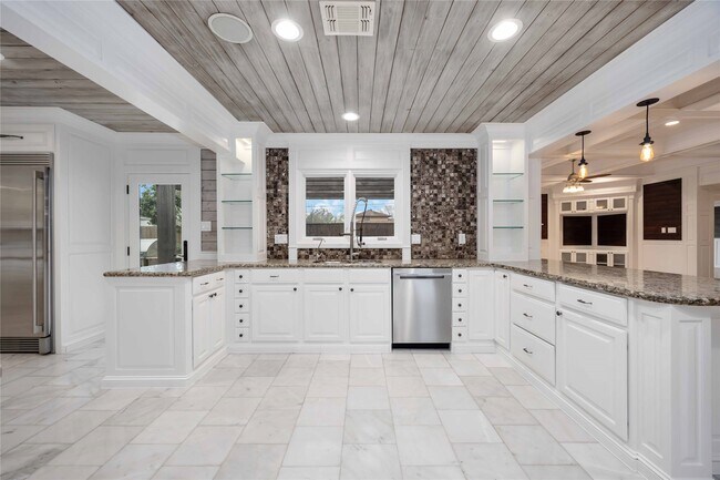 Building Photo - 4031 Fernwood Dr