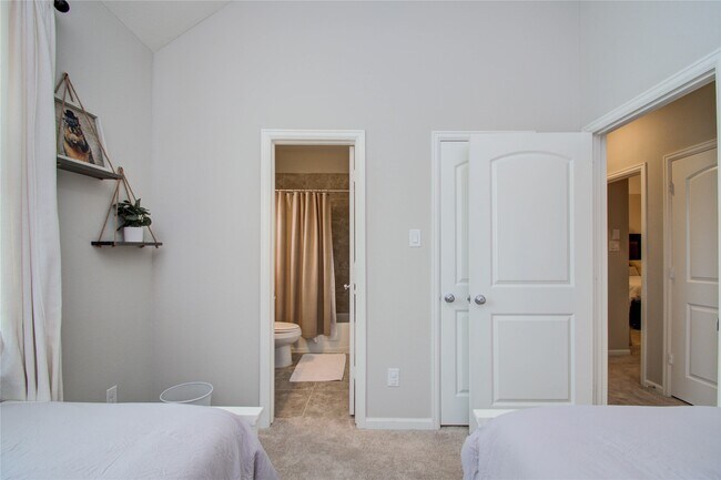 Building Photo - 2015 Royal Landing Dr