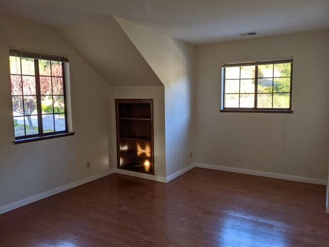 Building Photo - 28050 Horseshoe Ct