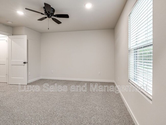 Building Photo - 612 W 2nd St