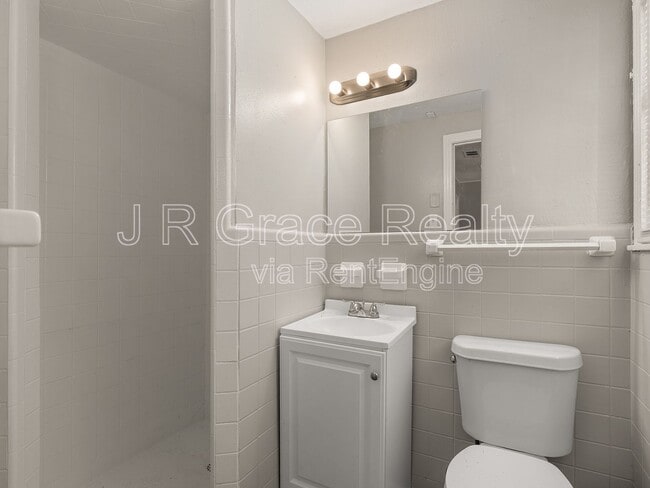 Building Photo - 1801 Reuter Ave