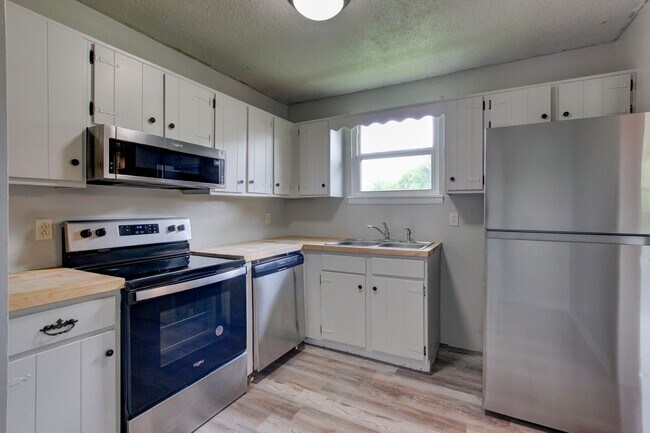 Building Photo - 729 Welsey Dr