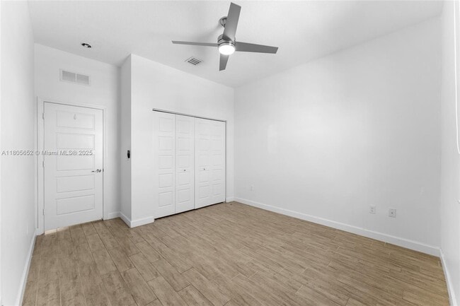 Building Photo - 870 NE 191st St