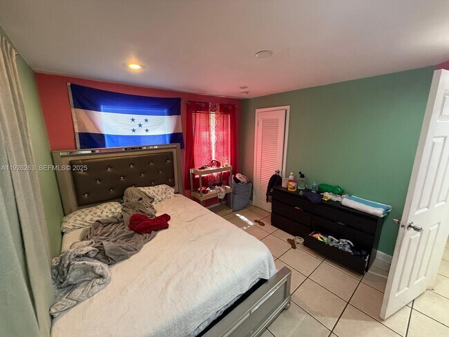 Building Photo - 1299 NE 40th Ct