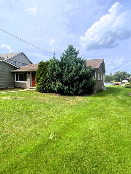 Right side of the house. - 1611 Ludean Dr