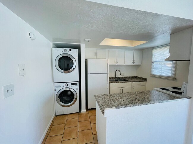 Building Photo - Modern 2BD/1.5BA Condo in Orlando – HOA Community with Lawn Care Included