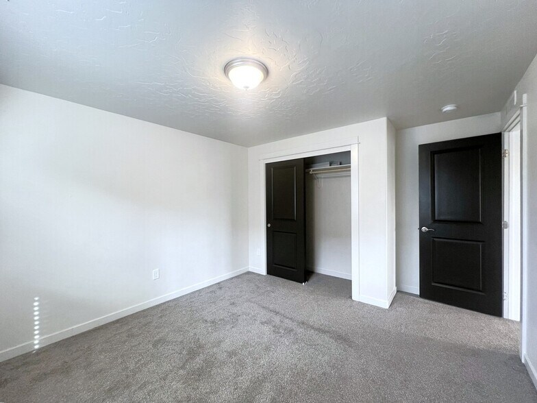 Building Photo - 3315 S Cabin Creek Way