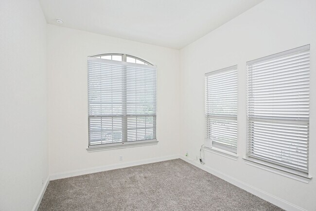 Building Photo - 1438 Oaklawn Dr