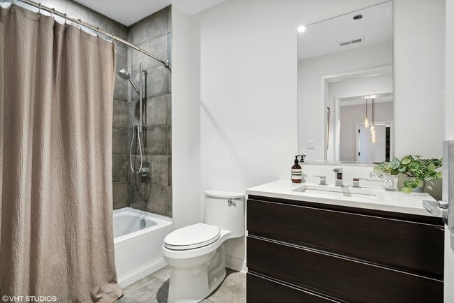 Building Photo - 1400 W Monroe St