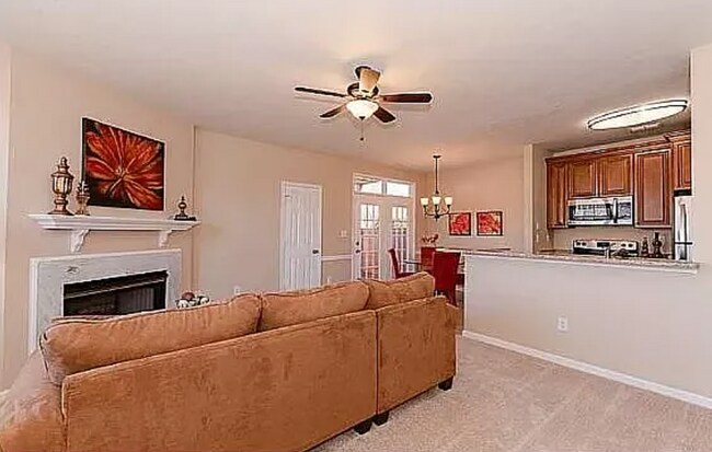 Building Photo - 310 Primrose Ln