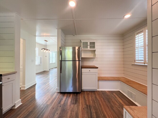 Building Photo - Charming Downtown Napa Cottage with Large Fenced Yard & Ample Parking