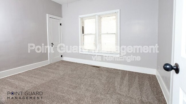Building Photo - 635 S Sycamore St