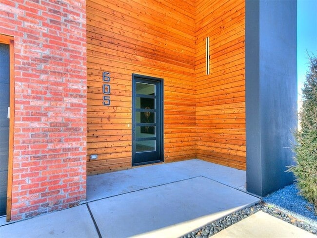 Building Photo - 605 N Idaho Ave