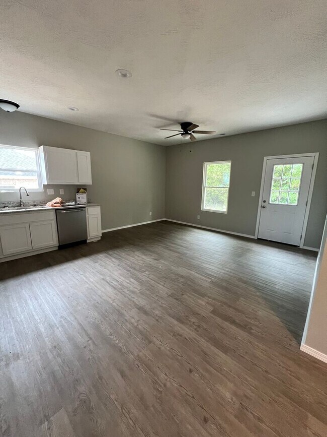 Building Photo - 4 bedroom 2 bath Bolivar MO