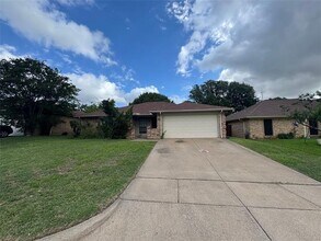Building Photo - 1940 Willow Vale Dr