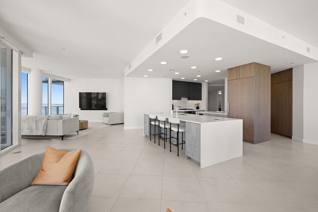 Building Photo - 2900 W Bay to Bay Blvd