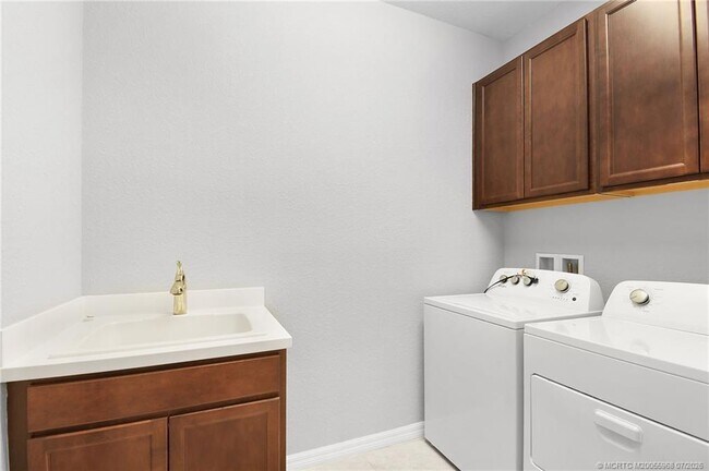 Building Photo - 10214 SW Captiva Dr