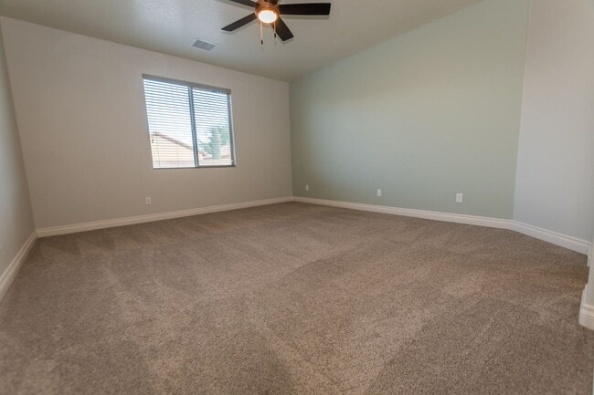 Building Photo - Gorgeous 4 Bedroom 2 Bathroom Home! Centra...