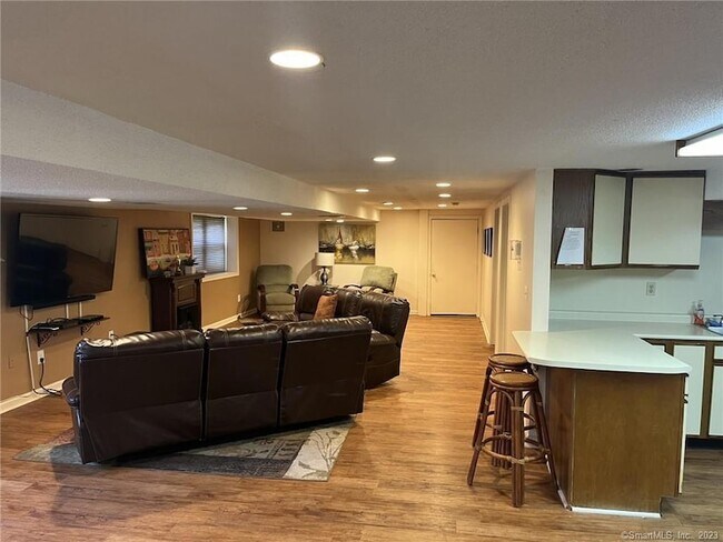 Building Photo - 893 Farmington Ave