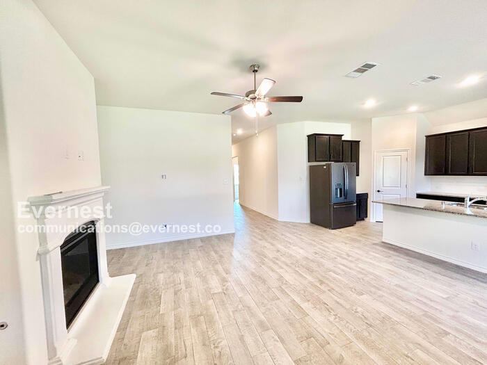 Building Photo - 2462 San Marcos Dr