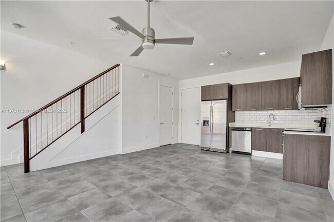 Building Photo - 400 NE 35th Ct