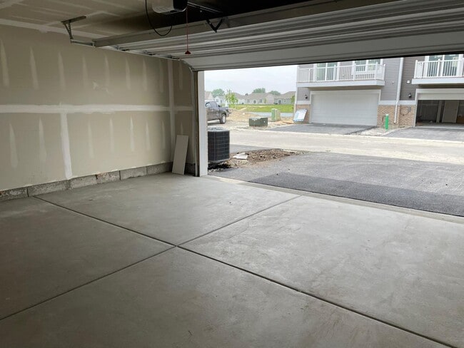 Building Photo - 14936 S McCarthy Cir