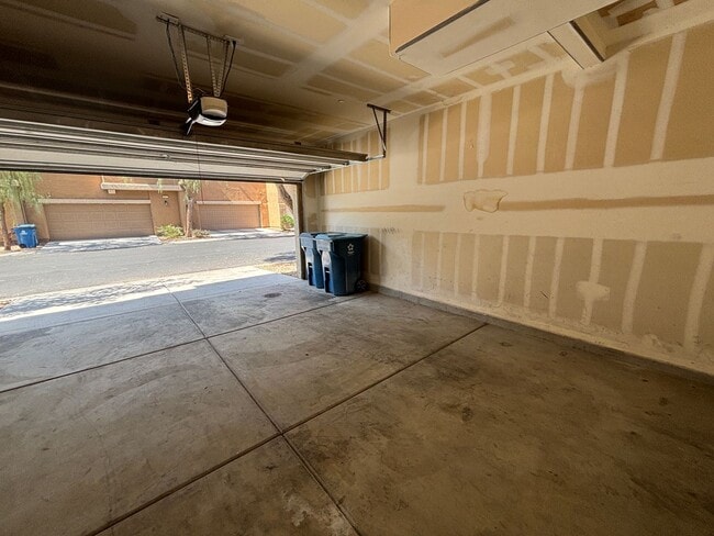 Building Photo - GUARD GATED 3 BED 2.5 BATH 2 CAR GARAGE TOWNHOUSE w/ 3 FLOORS