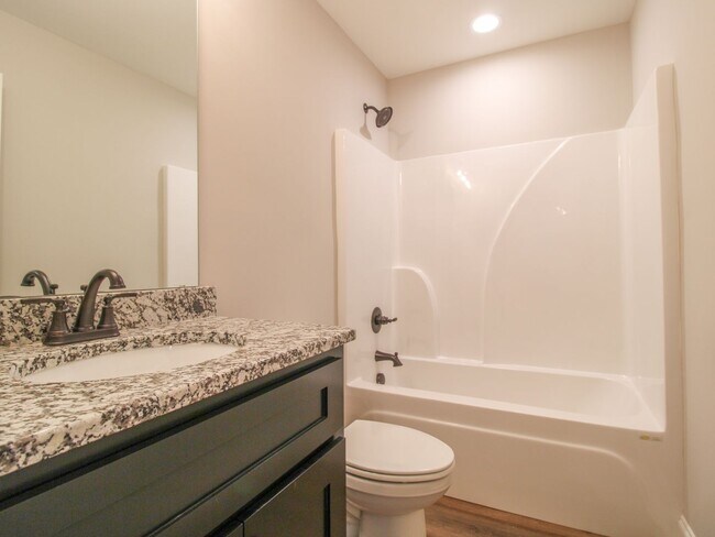 Building Photo - Modern 2 Bed @ bath Townhome!