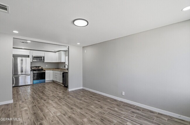 Building Photo - 10752 Mellward Rd