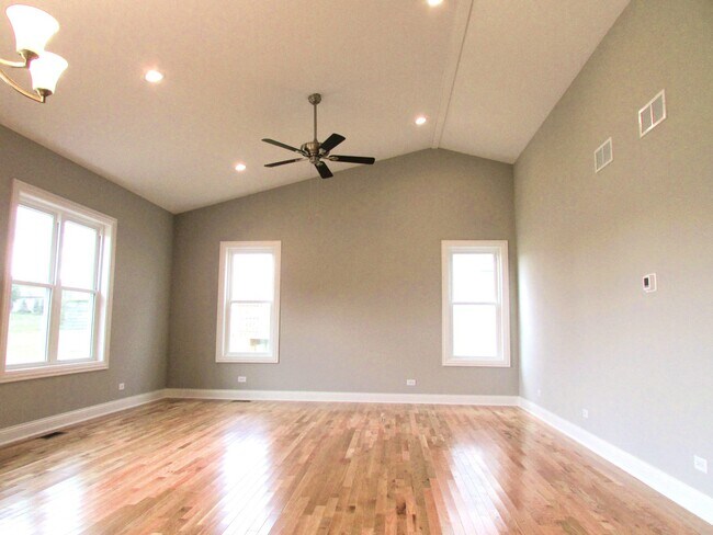 Building Photo - 981 Meadow Ln