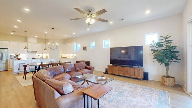 Building Photo - 719 Baywood Dr